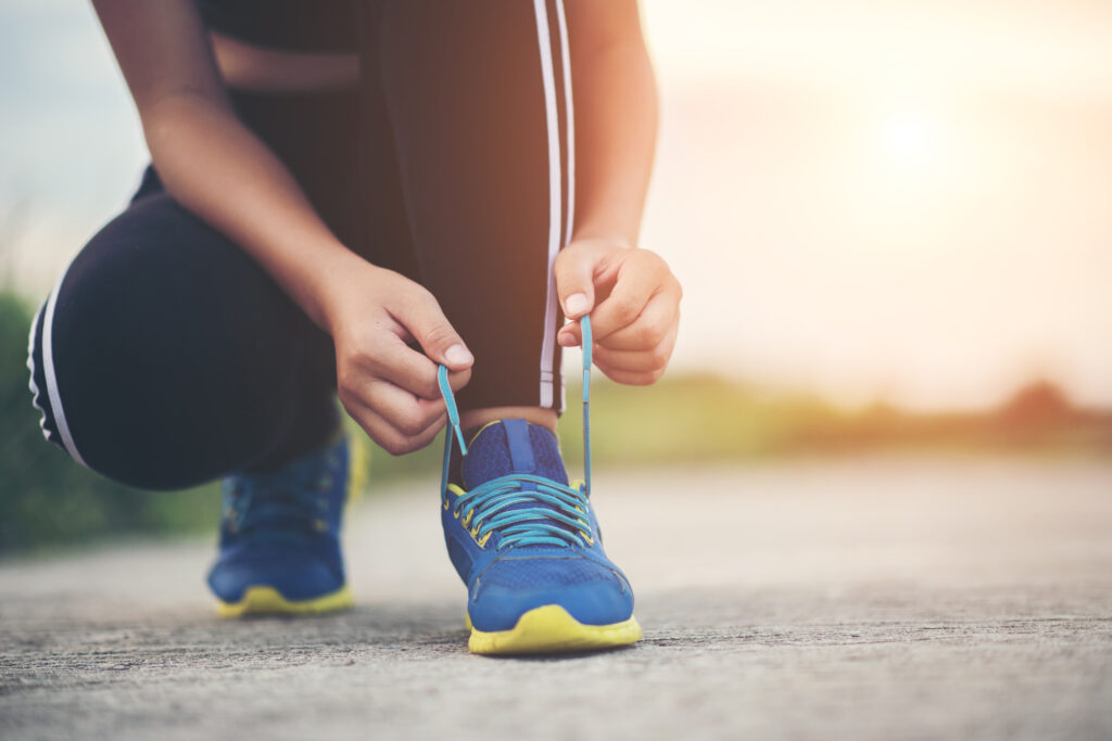 atando zapatillas running